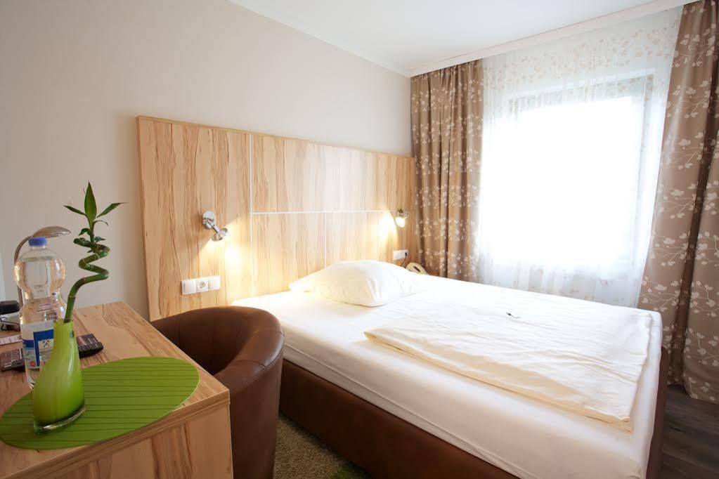 Hotel Reinhardtshof Garni Wolfschlugen Екстер'єр фото