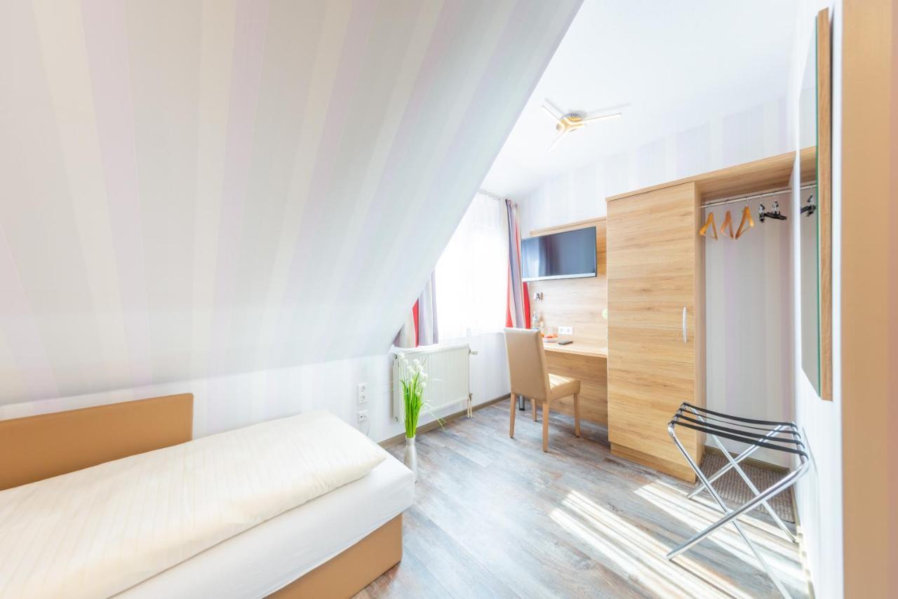 Hotel Reinhardtshof Garni Wolfschlugen Екстер'єр фото